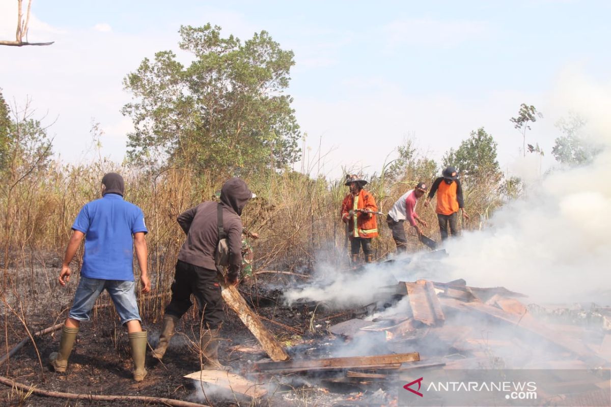 Satgas Karhutla cegah kebakaran rumah di lahan terbakar