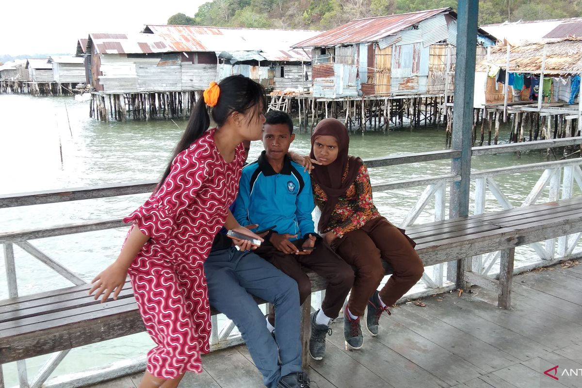 Warga Yelu Raja Ampat sambut gembira hadirnya layanan seluler 4G