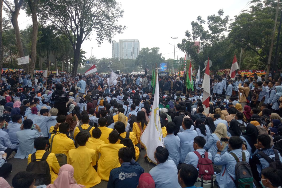 Students block street outside South Sumatra parliament building