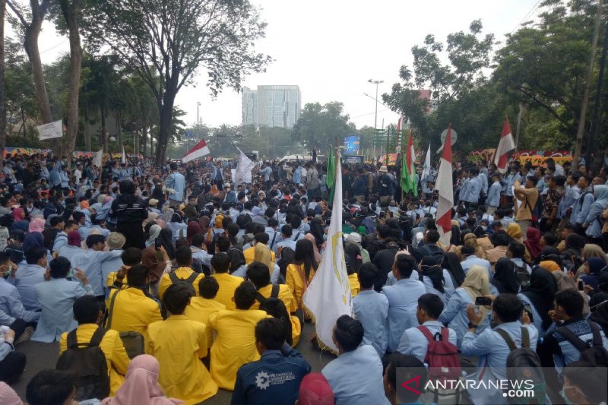 Ribuan mahasiswa blokir jalan di depan DPRD Sumsel