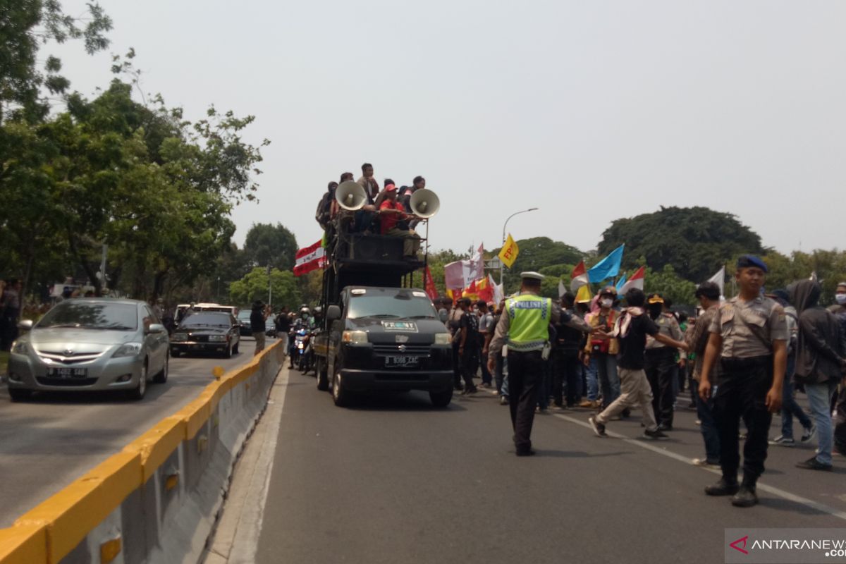 Jalan Medan Merdeka Barat diblokade  mahasiswa