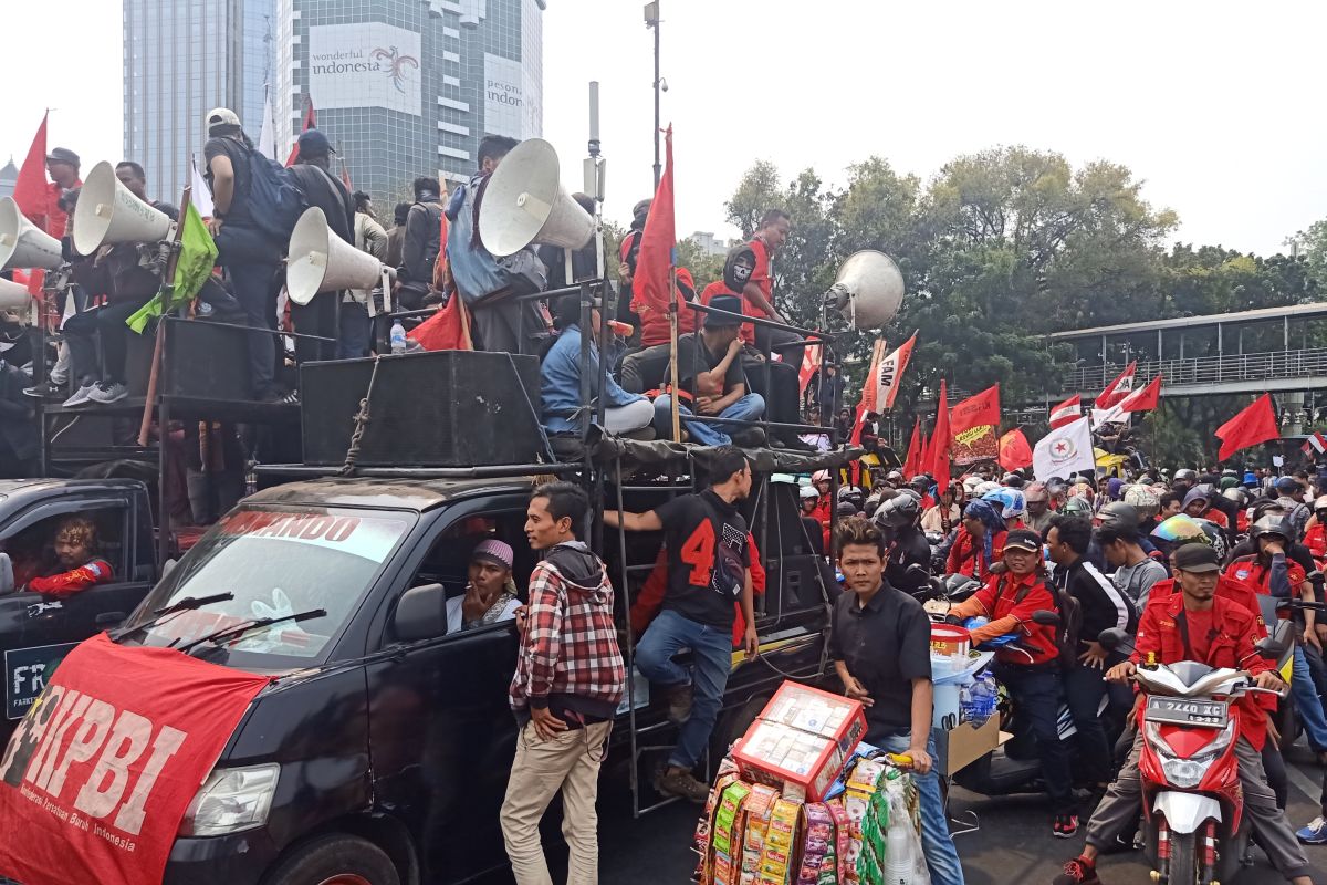 Ribuan mahasiswa jebol kawat barier saat demo di depan Gedung DPR/MPR