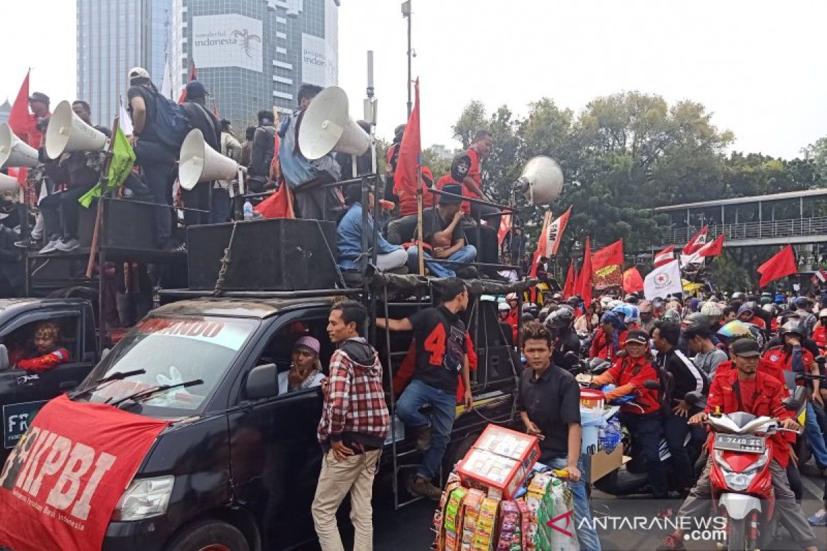 Demo mahasiswa,  buruh ikut bergabung di Monas menuju Senayan