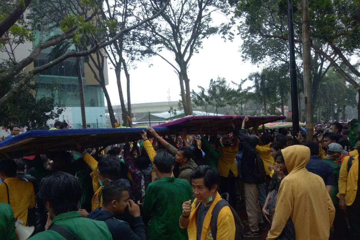 Hujan deras tak surutkan mahasiswa blokade jalan