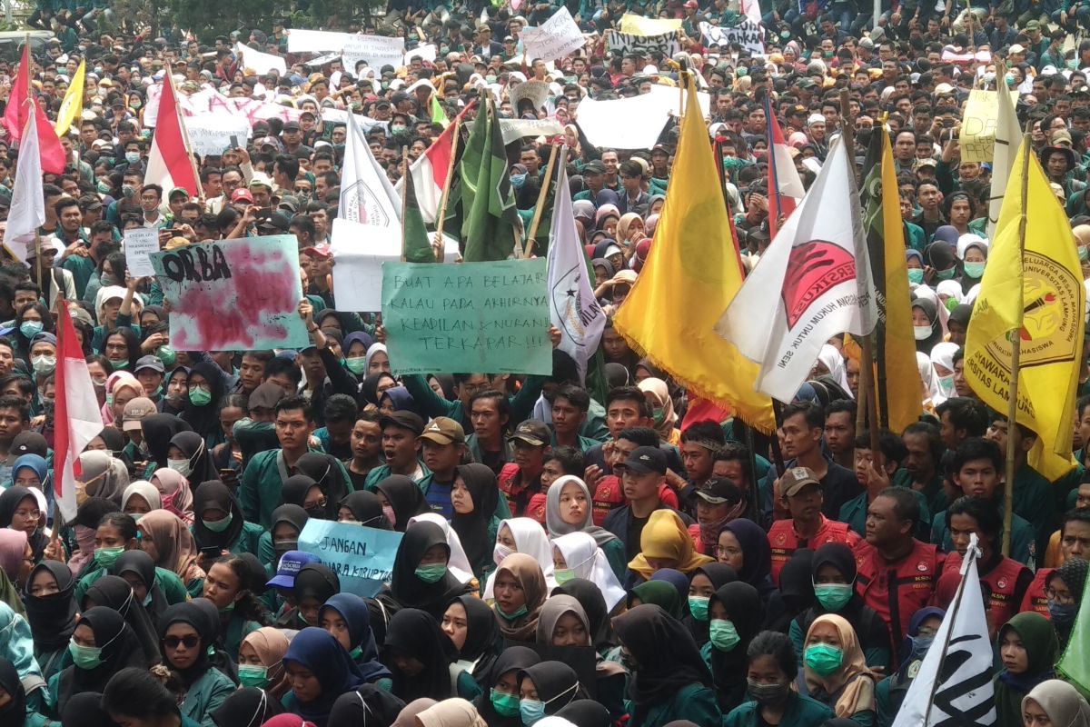 Aksi demo di Gedung DPRD Provinsi Lampung berlangsung damai