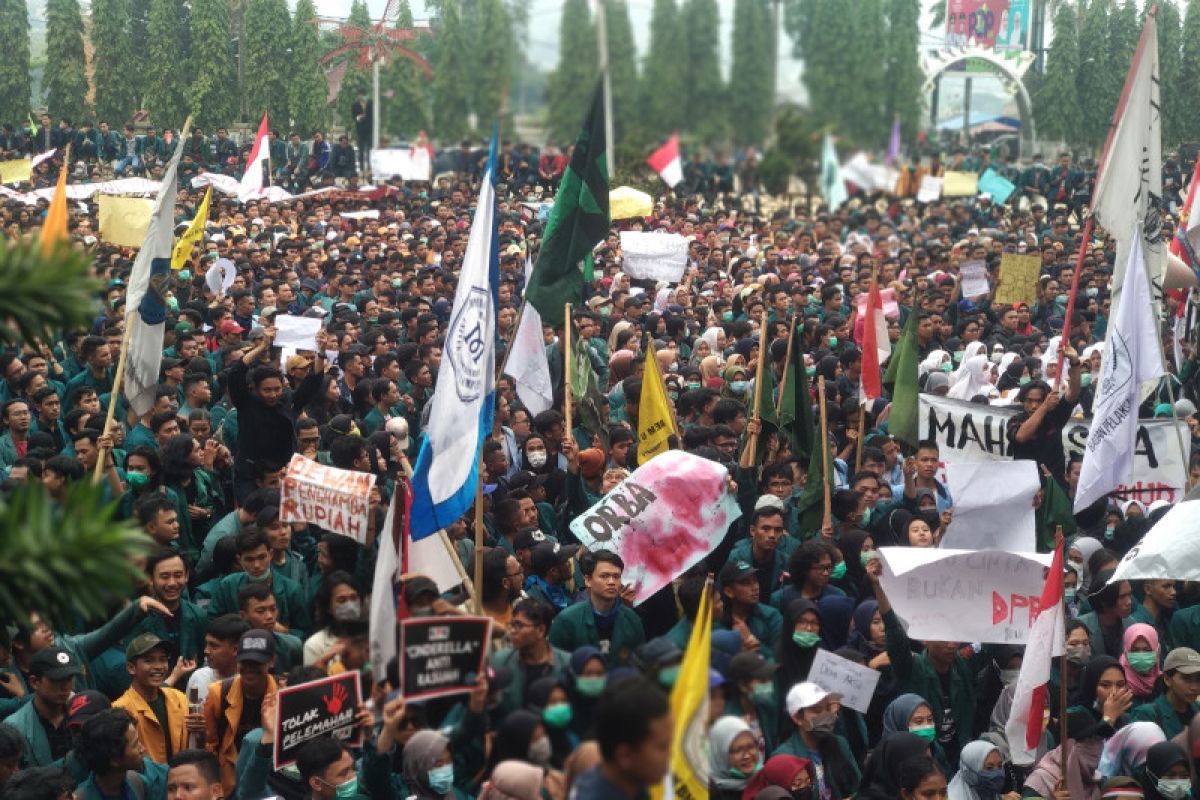 Aksi massa di kantor DPRD Lampung berjalan lancar