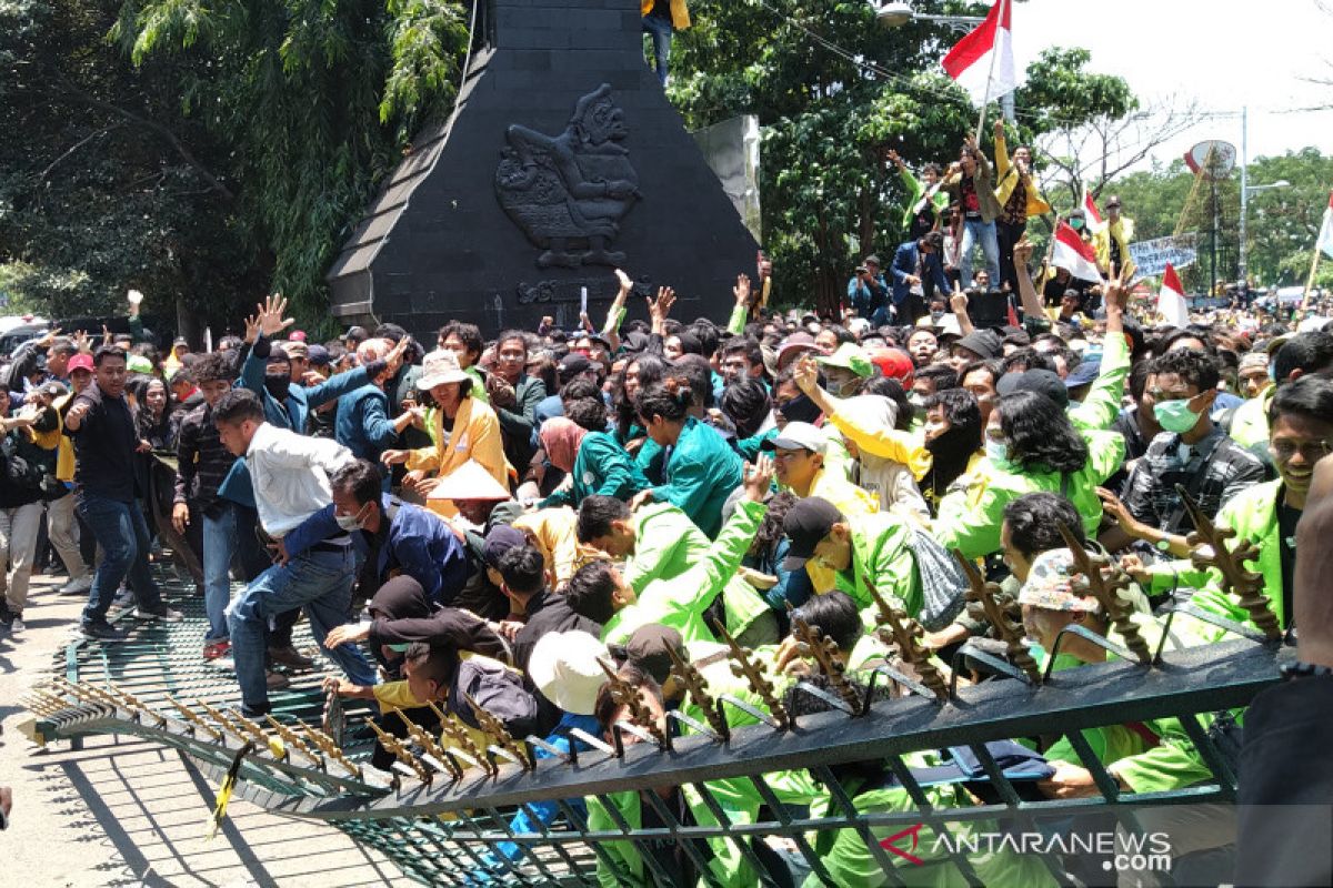 Ribuan mahasiswa dari berbagai perguruan tinggi pendemo jebol gerbang DPRD Jateng