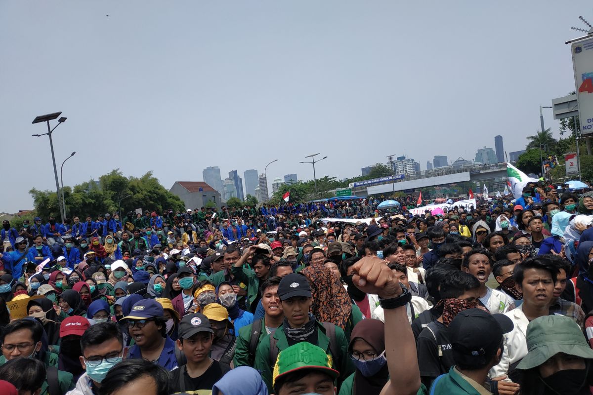 Ribuan mahasiswa sampai di depan gedung DPR/MPR RI melanjutkan demonstrasi