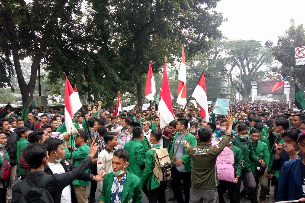 Ribuan mahasiswa demo di DPRD Sumut