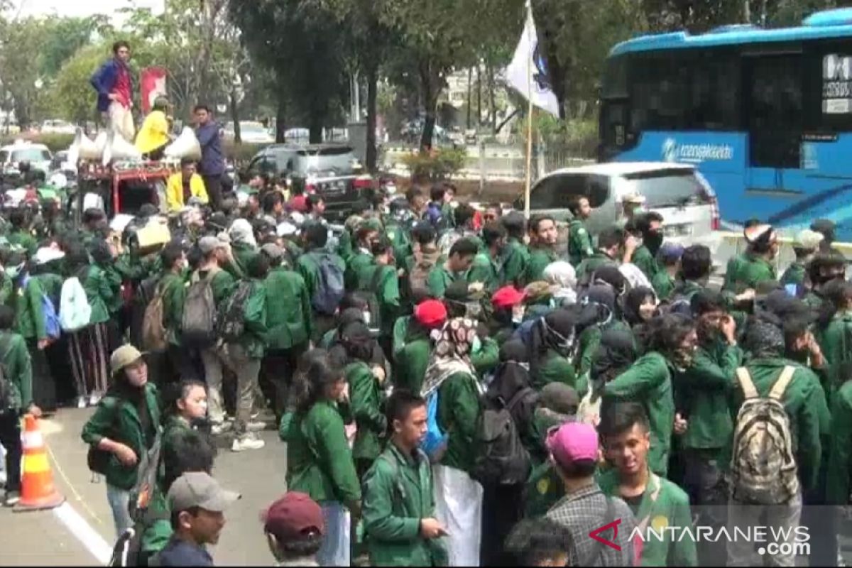 Ribuan mahasiswa demo di depan Gedung DPR/MPR jebol kawat barier