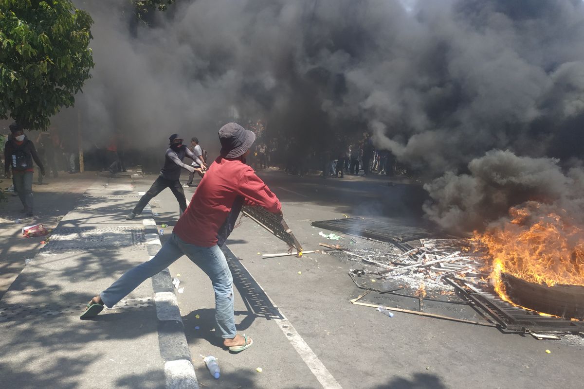 Demonstrasi mahasiswa di Makassar bentrok dengan aparat