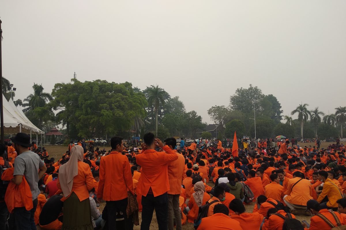 Usai ricuh, ribuan mahasiswa Jambi berkumpul di lapangan Gubernur Jambi