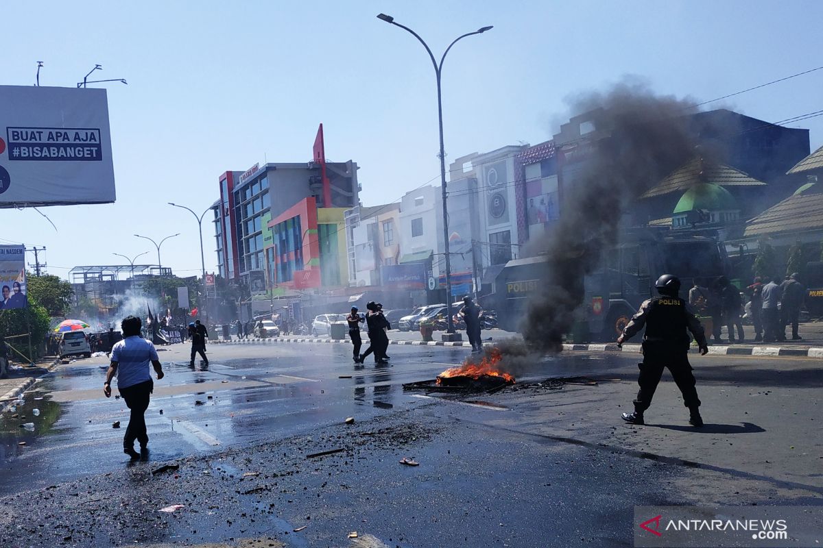 Demonstrasi mahasiswa di Makassar  bentrok