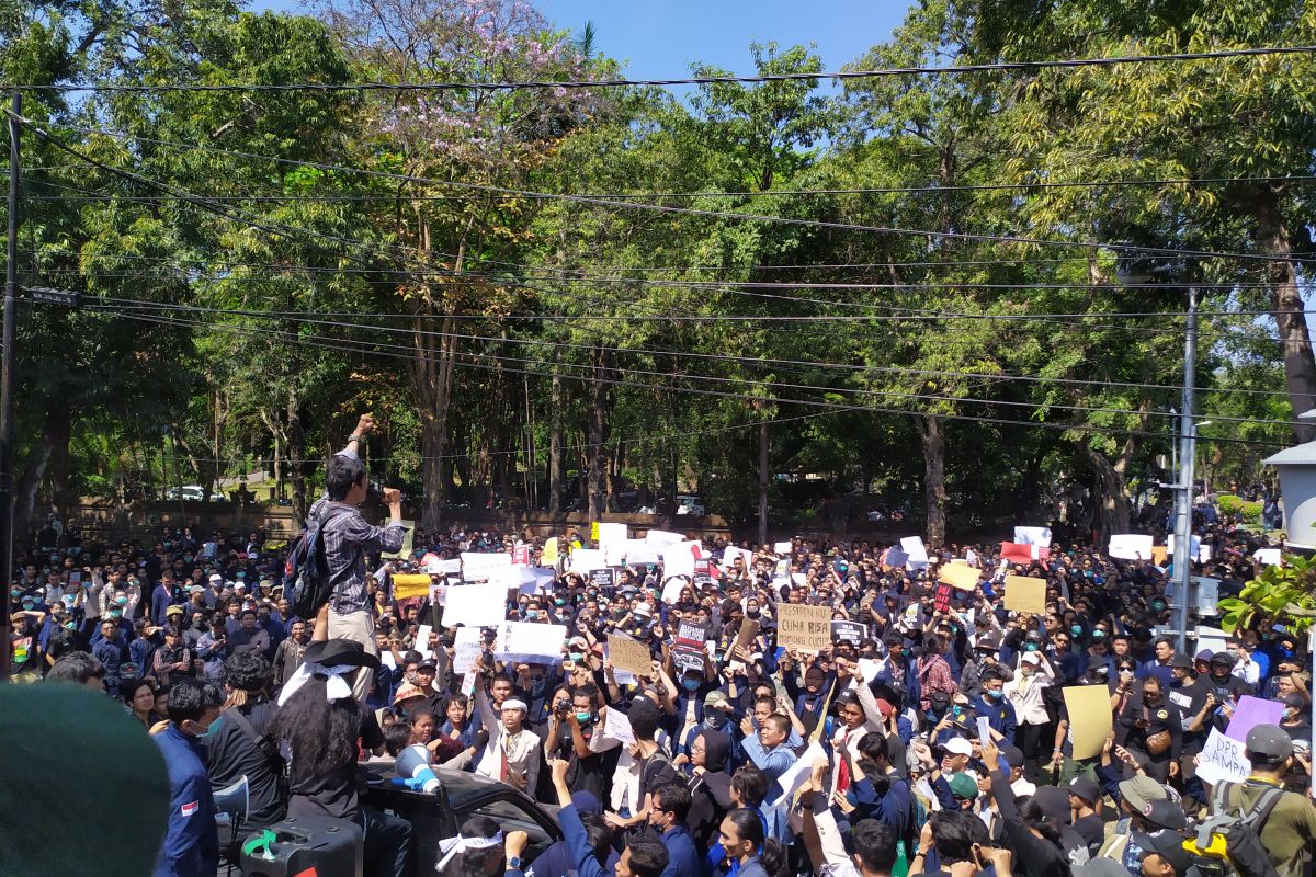 Ribuan mahasiswa Bali demonstrasi tolak RKUHP dan Revisi UU KPK (video)