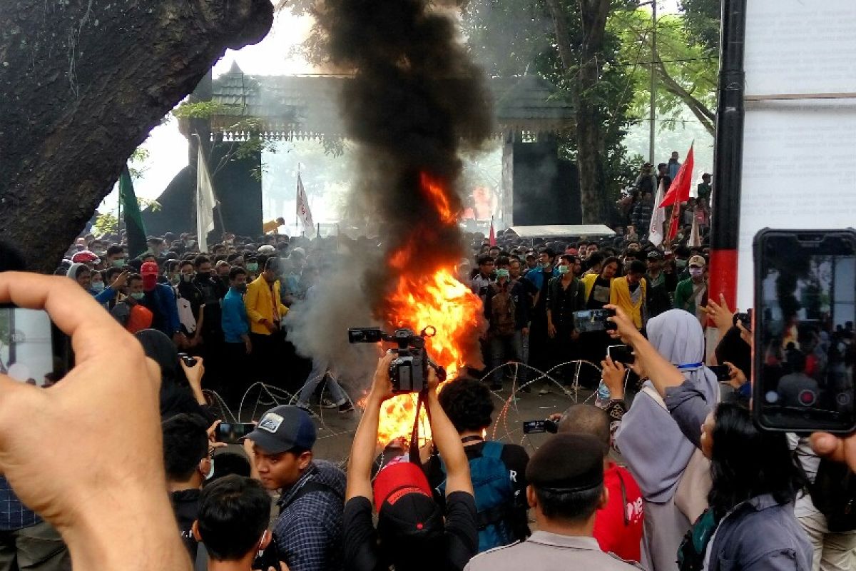 Aksi mahasiswa di Sumatera Utara diiringi bakar ban bekas