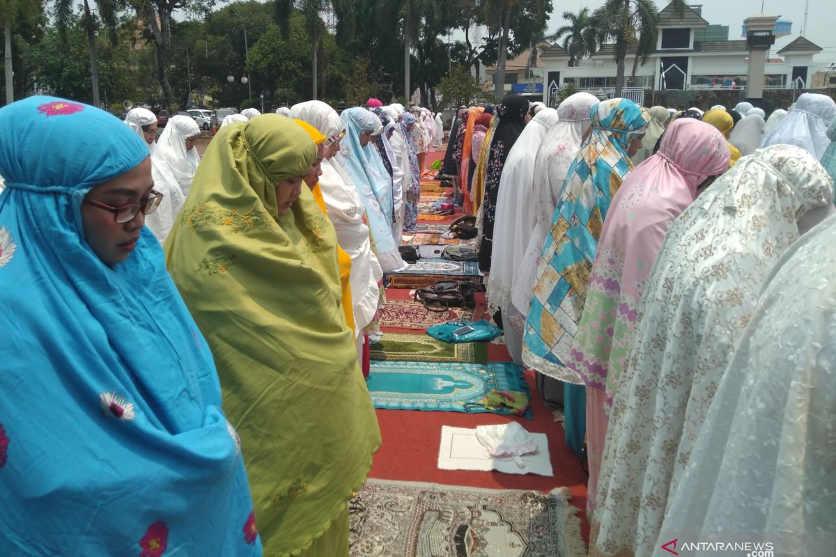 Kekeringan, puluhan PNS Karawang ikuti shalat minta hujan