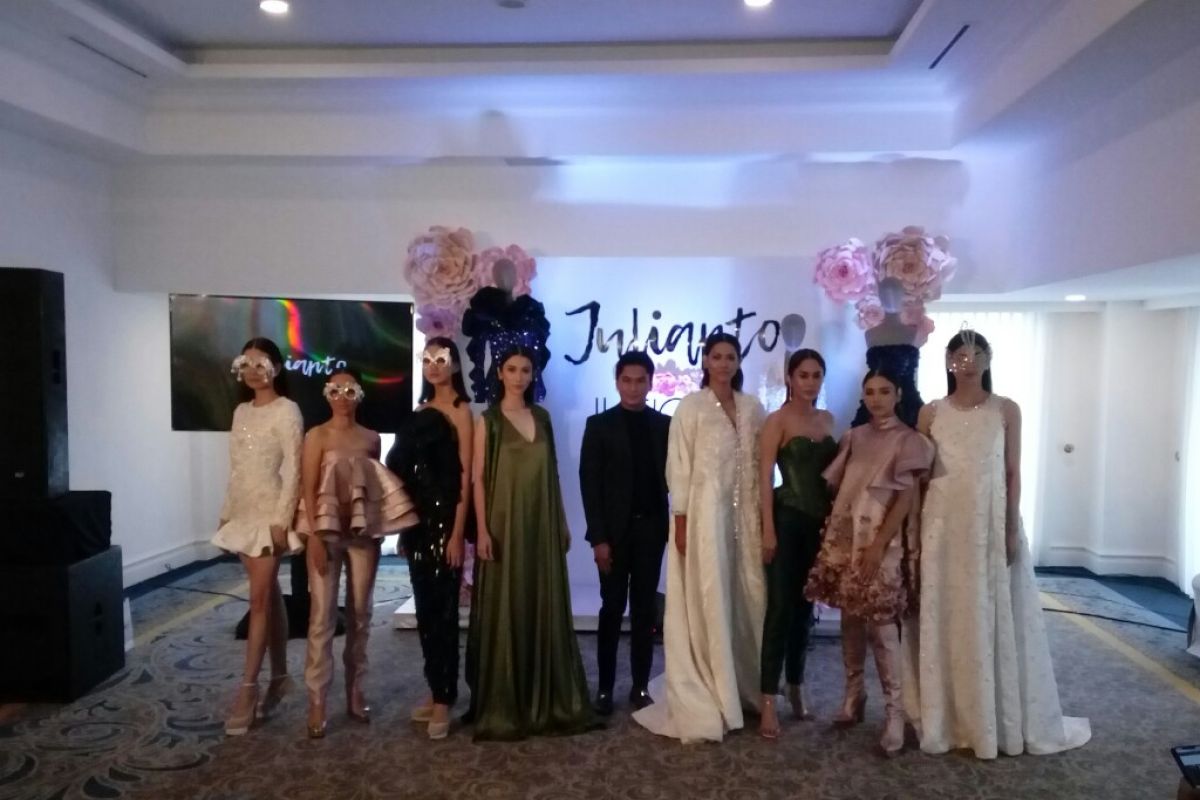 Julianto pukau New York Fashion Week dengan koleksi Il Fiore