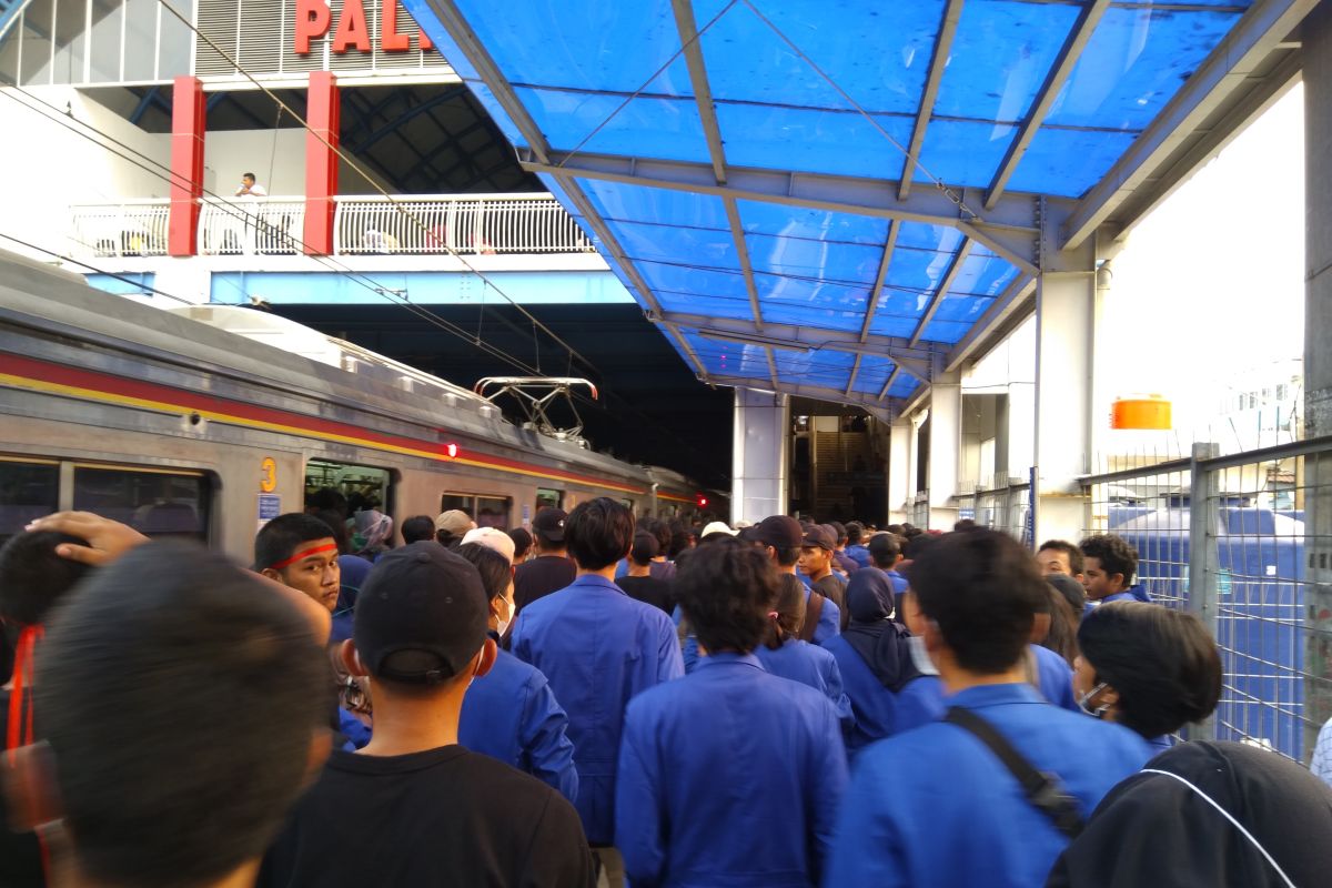 Demo mahasiswa, massa terus berdatangan menuju DPR RI gunakan kereta api