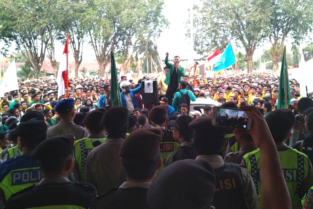 Aliansi mahasiswa Sumbar segel ruang kerja Gubernur