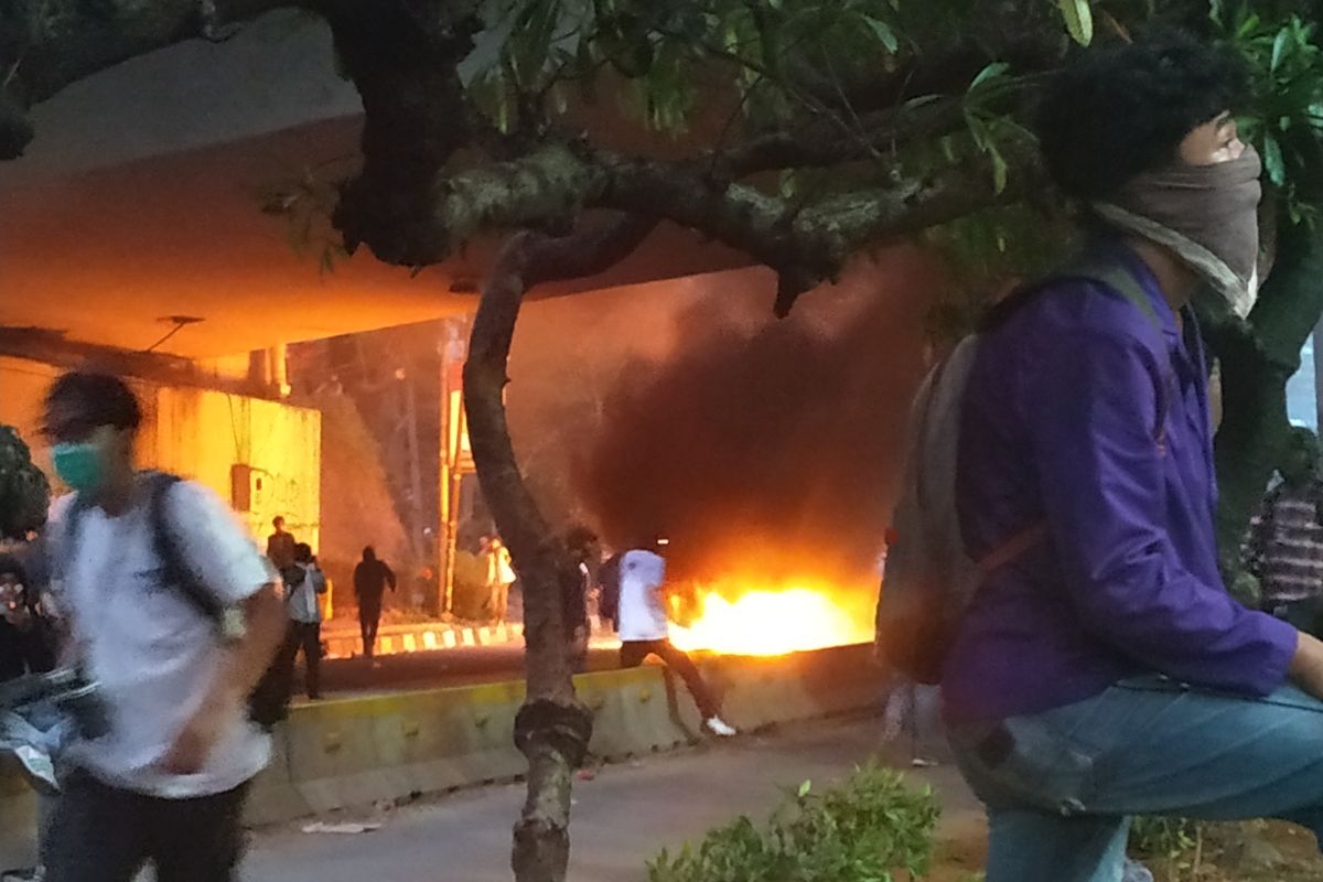 Demonstrasi mahasiswa bentrok dengan polisi di Tol Slipi, ini kesaksian korban