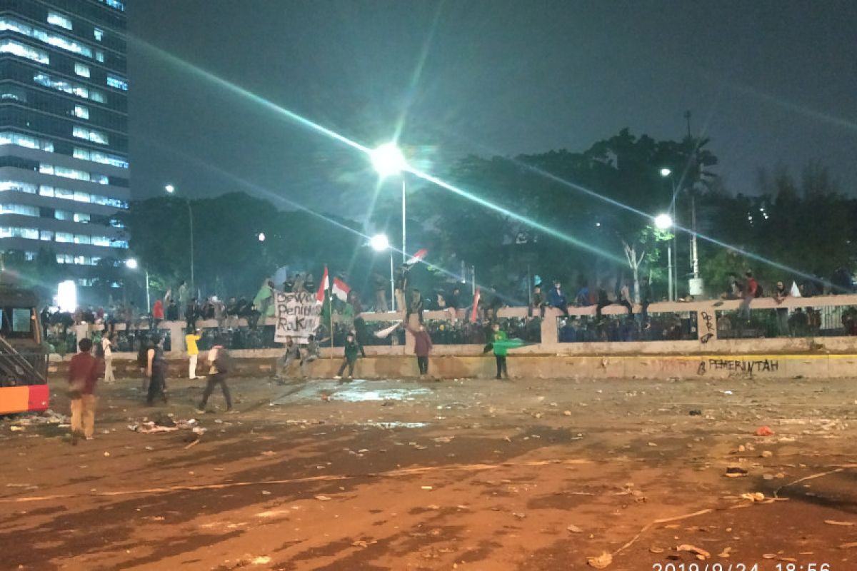 Mahasiswa kembali gelar demonstrasi di depan gedung DPR