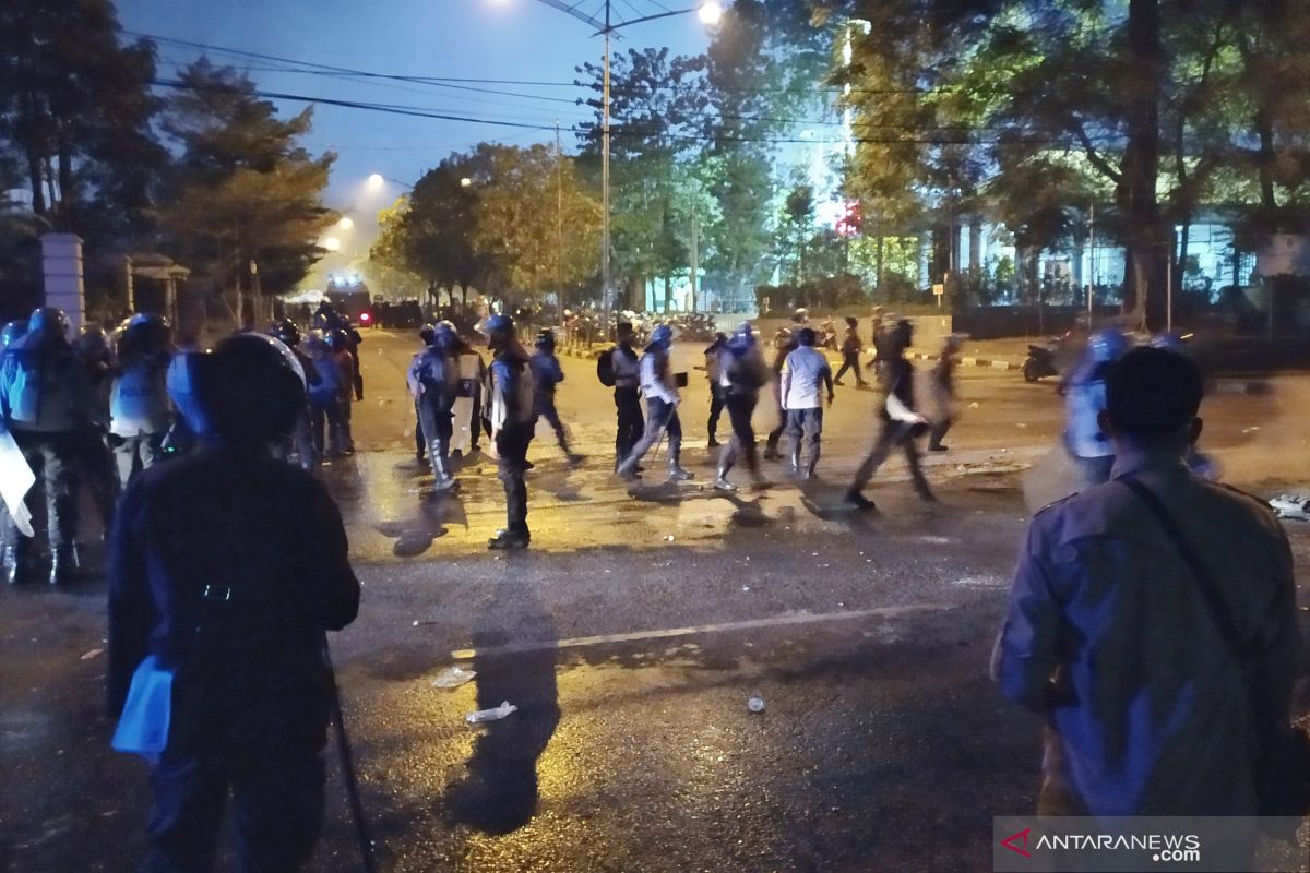 Polisi paksa mundur mahasiswa yang masih berada di Gedung Sate