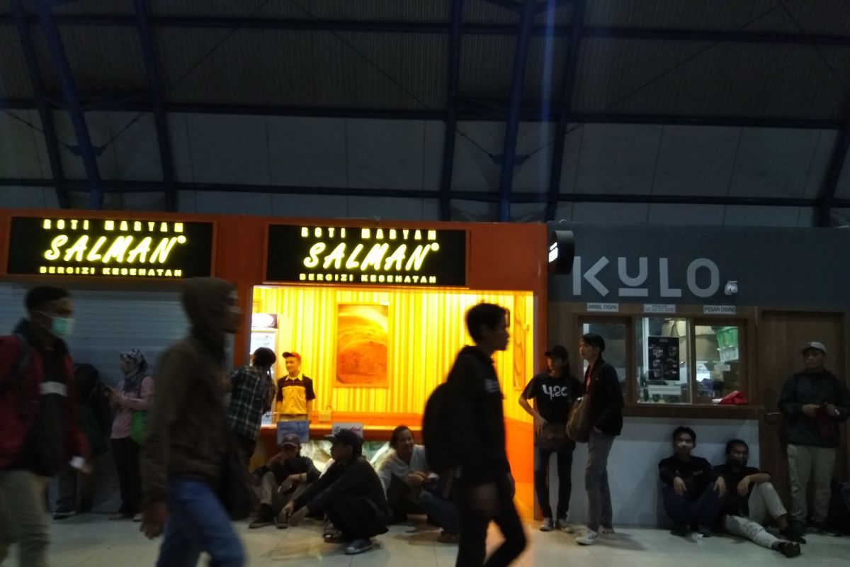 Kios Stasiun Palmerah Jakarta pilih tutup saat demo mahasiswa