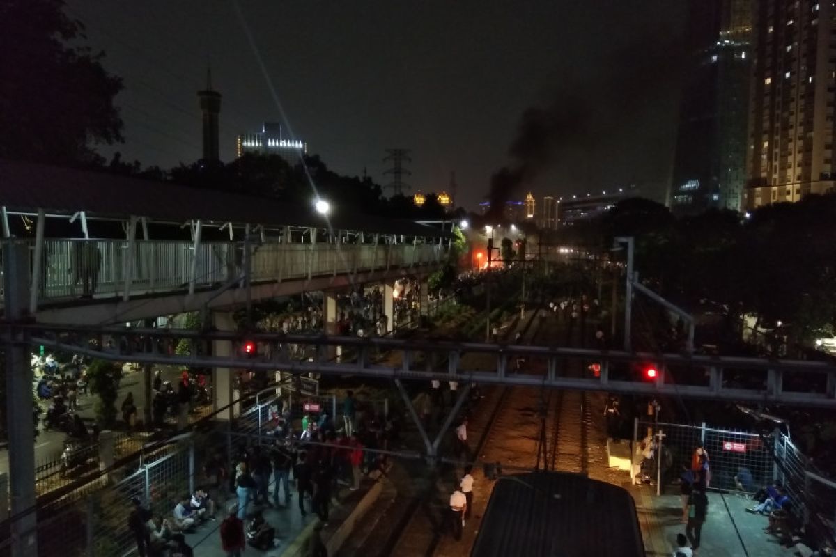 Perjalanan kereta Stasiun Palmerah tertahan dampak demo mahasiswa