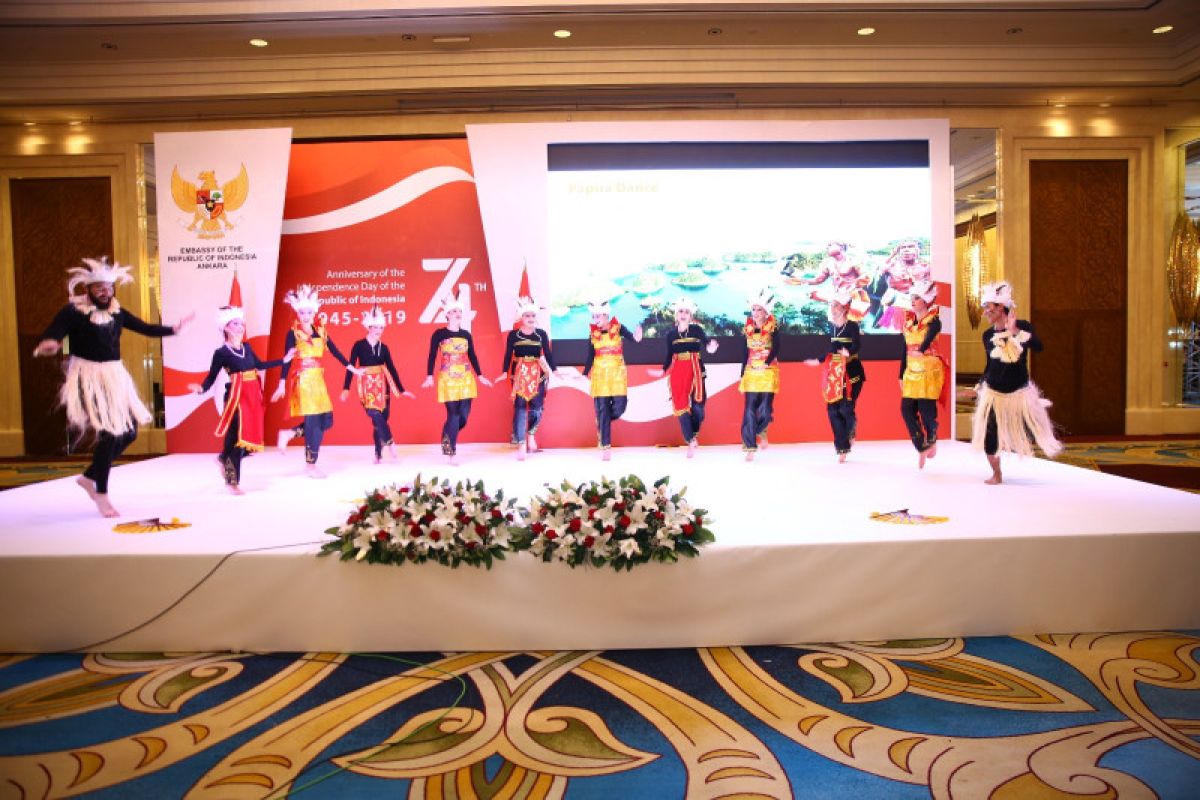 Tari Papua ditampilkan di Turki dalam perayaan HUT ke-74 RI