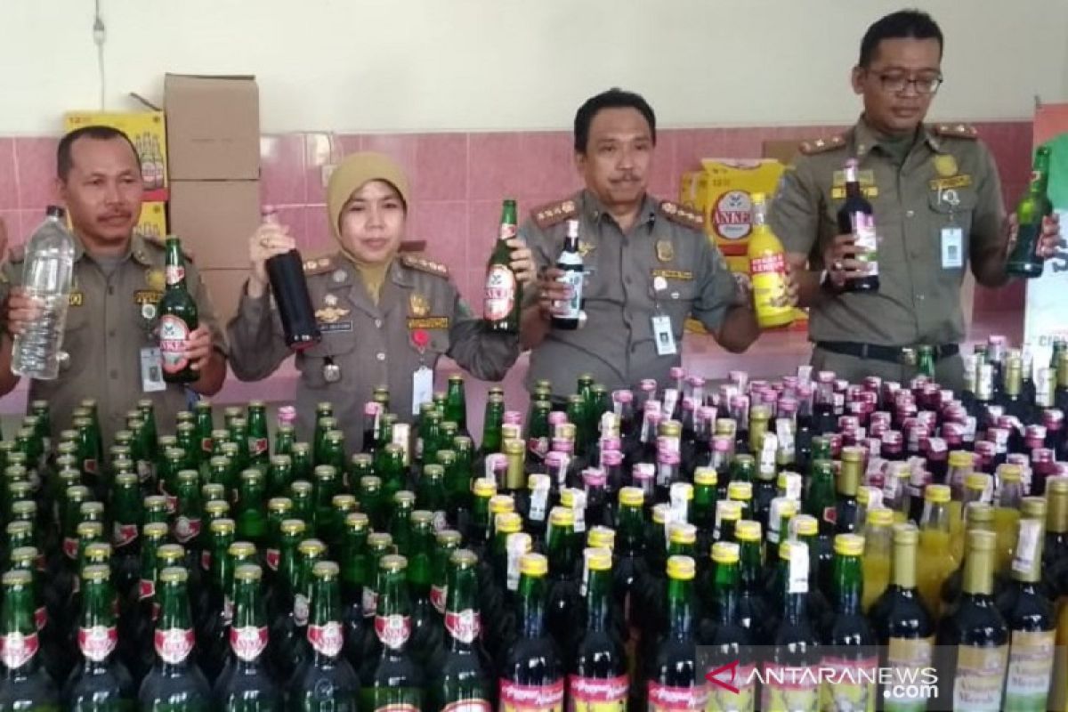 Ratusan botol minuman keras dari toko kelontong di Kudus disita