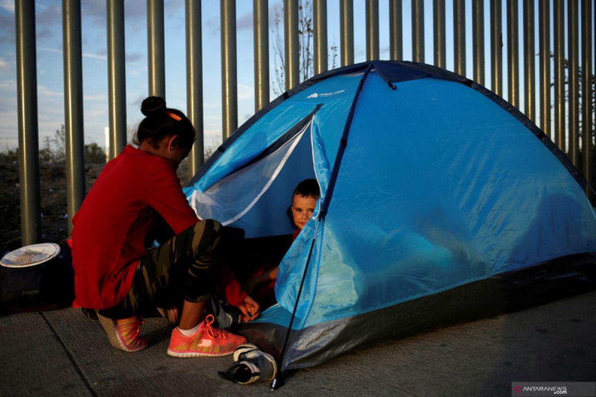 Paus Fransiskus: negara pembuat senjata munculkan migrasi namun tolak imigran