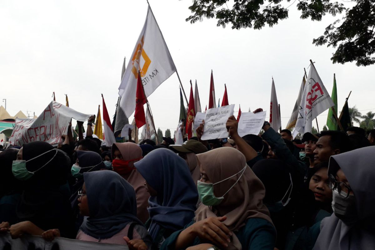 Ribuan mahasiswa dan ormas turun ke jalan tolak revisi sejumlah UU