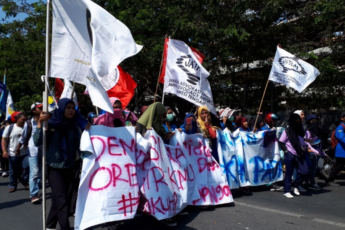 Demo di depan DPRD Sulteng, mahasiswa serahkan sejumlah tuntutan