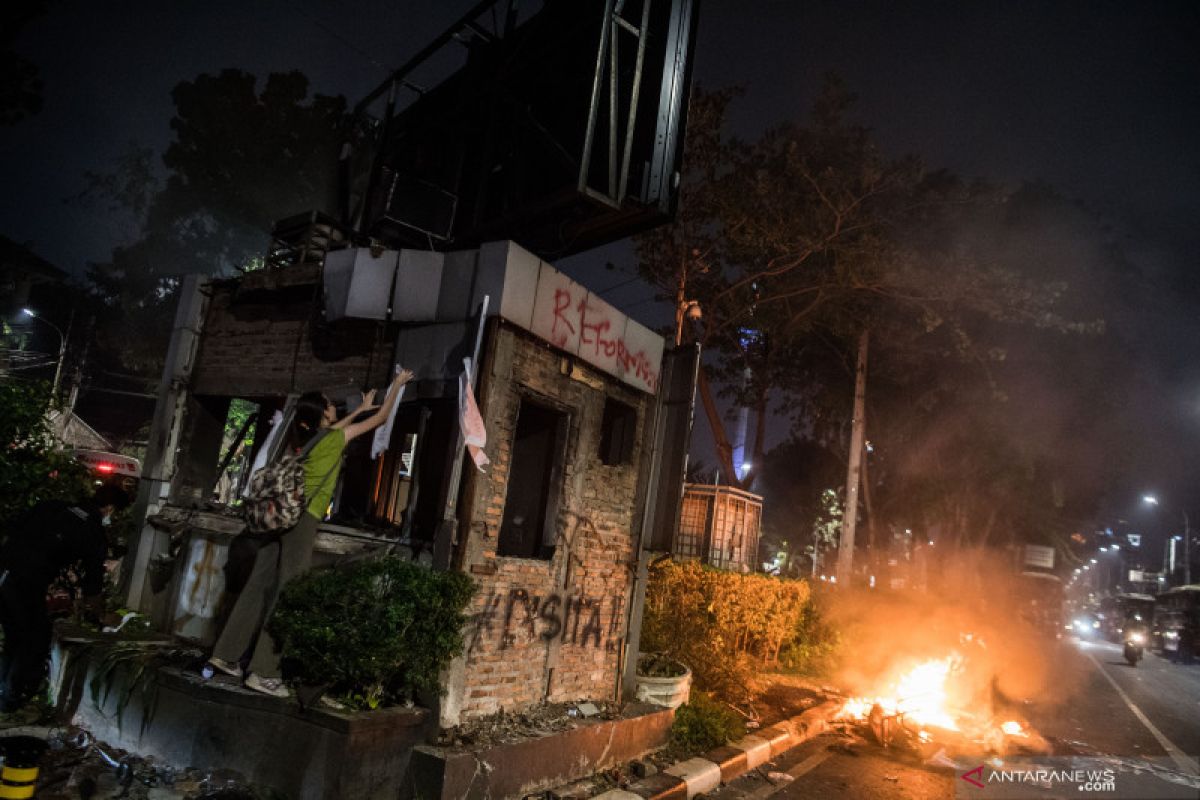 Demo mahasiswa - Massa masih berkumpul di Stasiun Palmerah