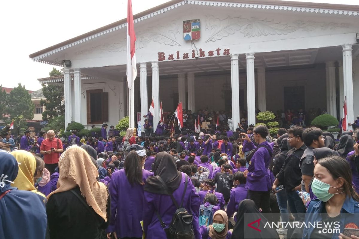 Unjuk rasa, mahasiswa Universitas Pakuan kepung Balaikota Bogor