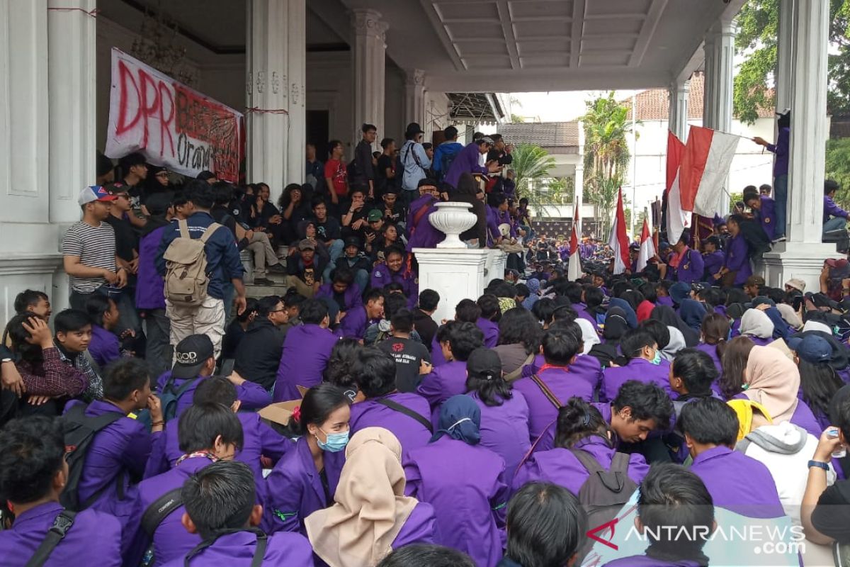Unjuk rasa, mahasiswa bertahan sampai ditemui Wali Kota Bogor