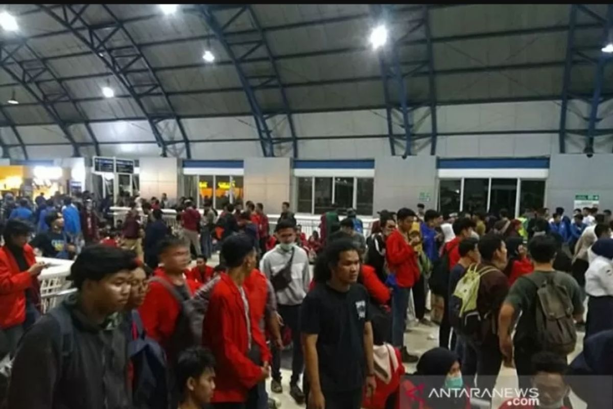 Lagu Indonesia Pusaka bergema di Stasiun Palmerah