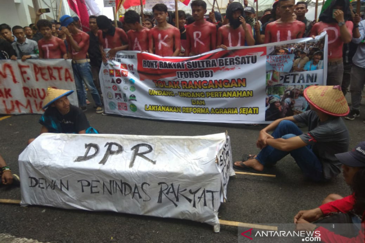 Di Kendari, mahasiswa unjuk rasa di DPRD tolak RUU Pertanahan