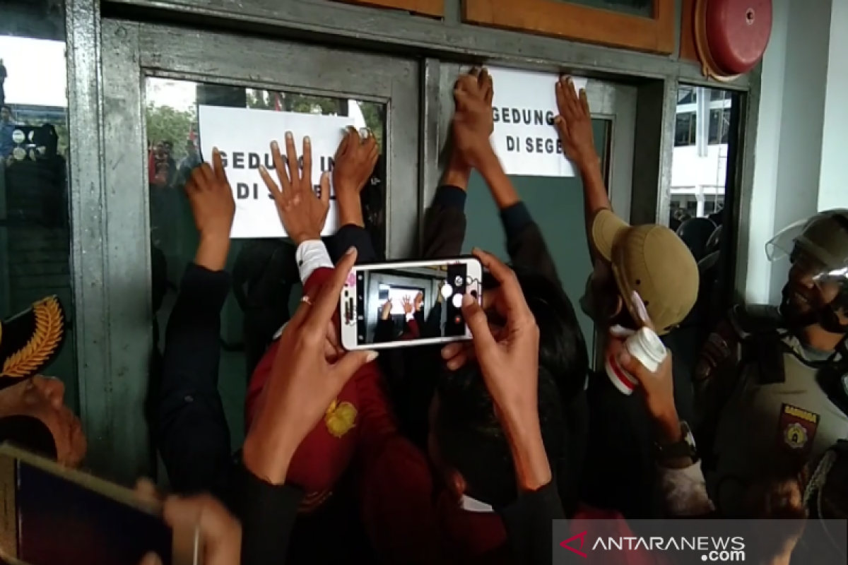 Demo menolak RUU Pertanahan, massa segel gedung DPRD Sultra