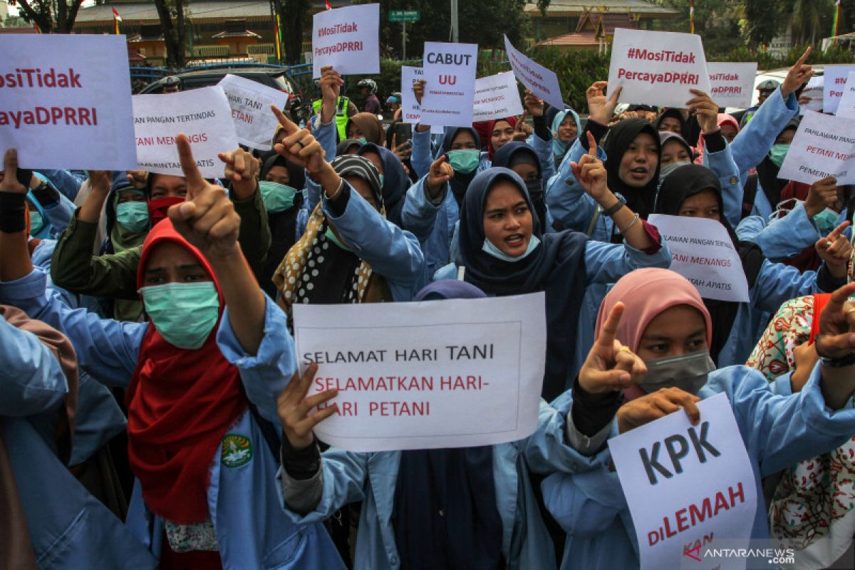 Demo ricuh, Kapolresta Pekanbaru dan pelajar dilarikan ke RS