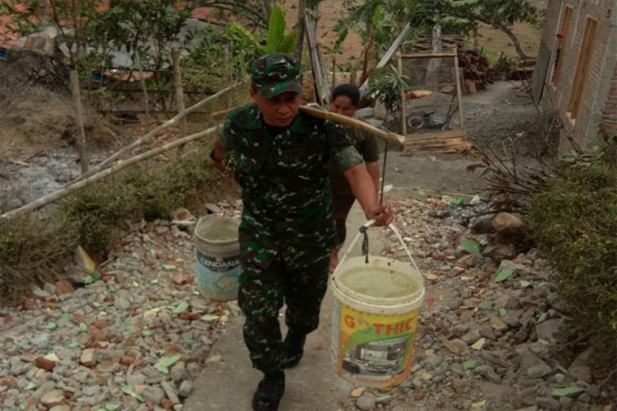 TNI Kodim Cilacap bantu masyarakat ambil air bersih