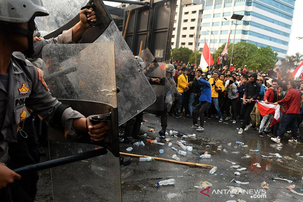 Demo mahasiswa, polisi kembali tembakan gas air mata dua kali