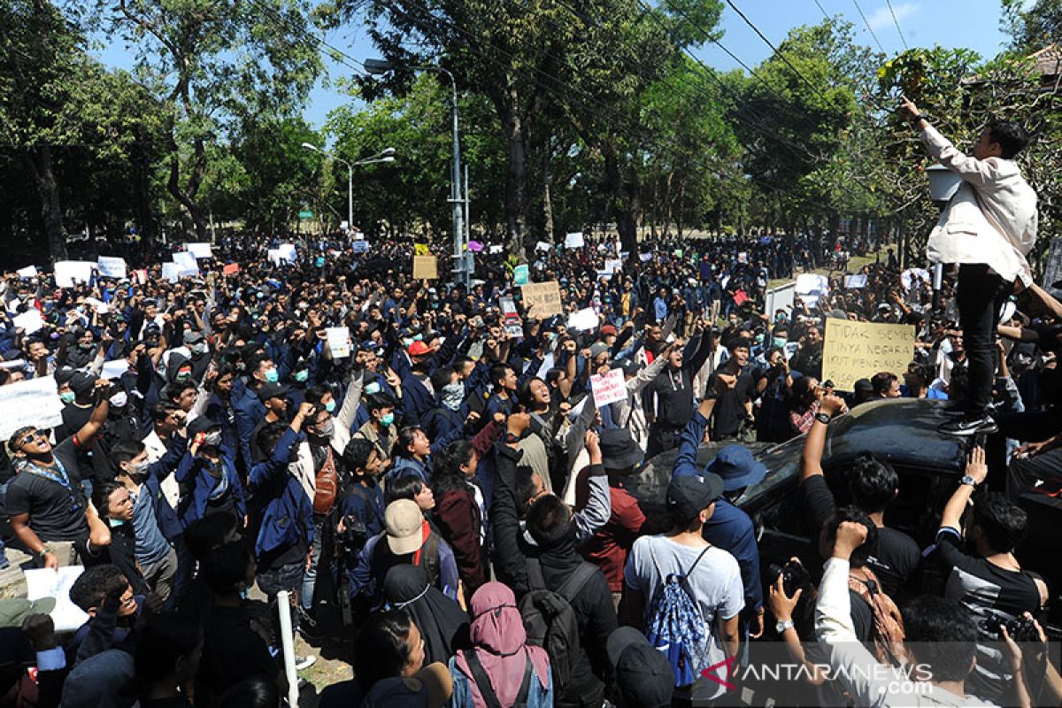 Massa datangi Kantor Gubernur dan DPRD Bali