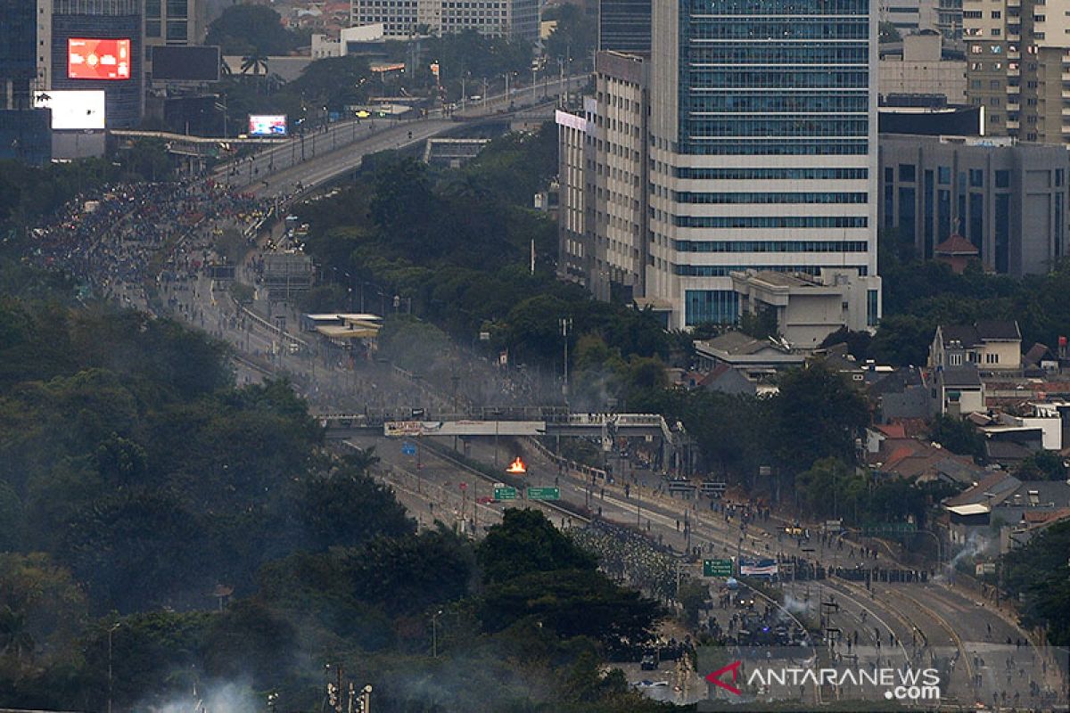 Demo mahasiswa, peserta wanita dievakuasi akibat gas air mata