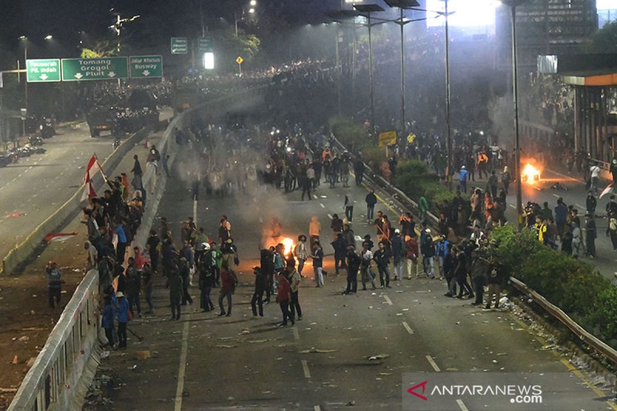 Kembali ricuh, polisi tembakkan water canon di bawah fly over JCC