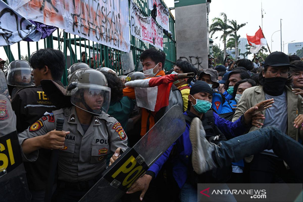 Kepolisian dorong mahasiswa menjauh dari gedung DPR/MPR