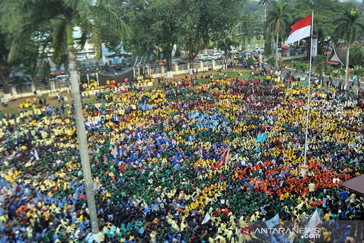 Mahasiswa Sumbar segel ruang kerja Gubernur