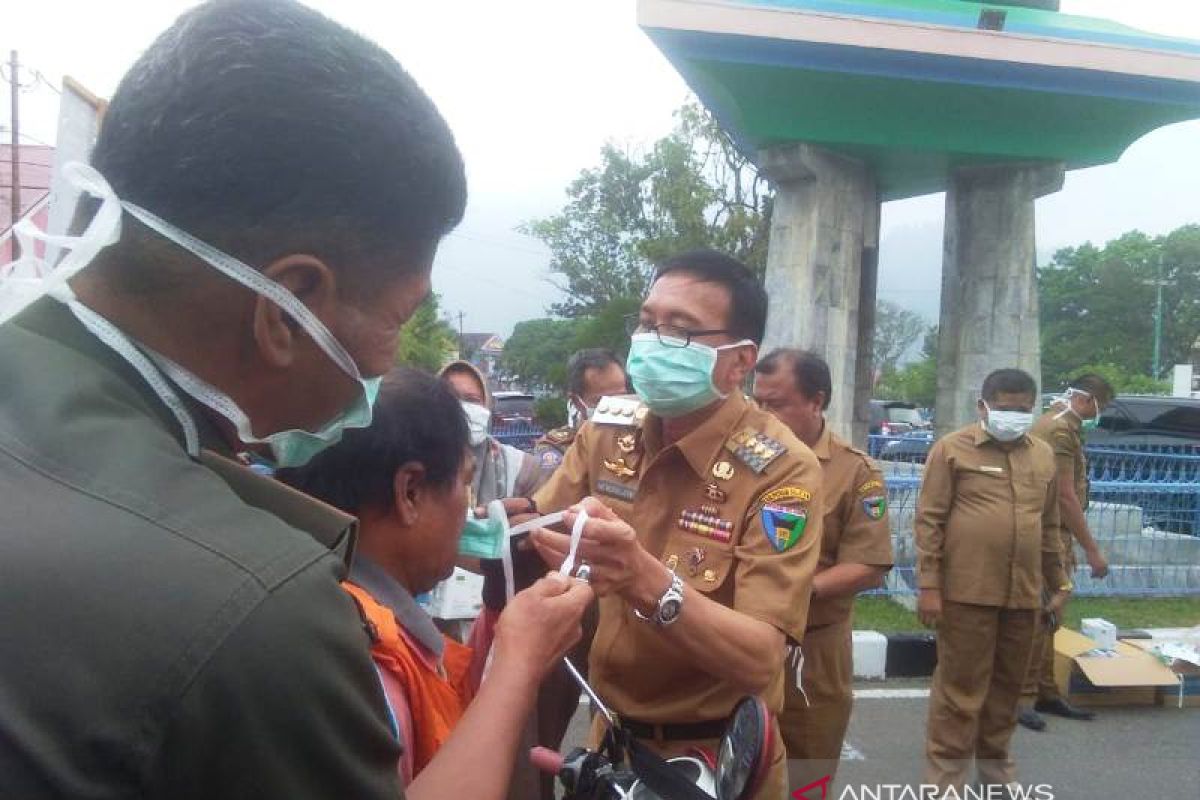 Turun ke jalan, Hendrajoni pimpin langsung pembagian masker