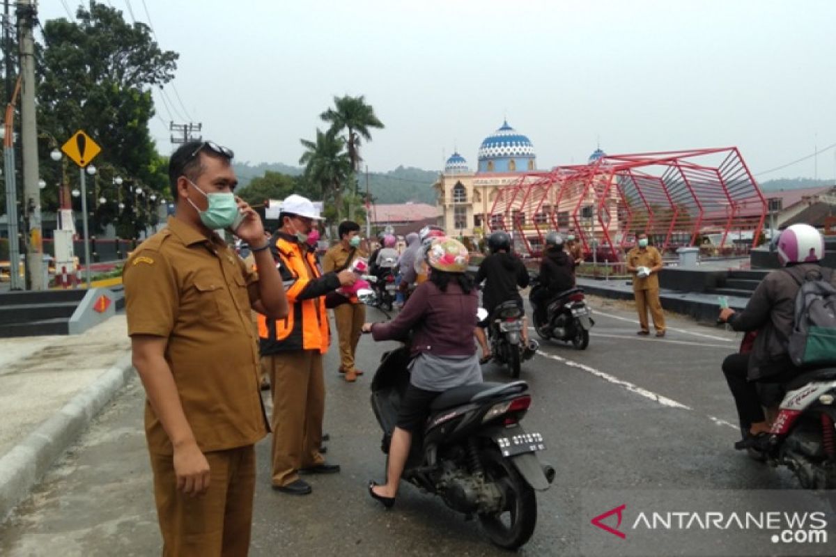 Antisipasi dampak asap, Pemkot Gunungsitoli bagikan masker kepada  masyarakat