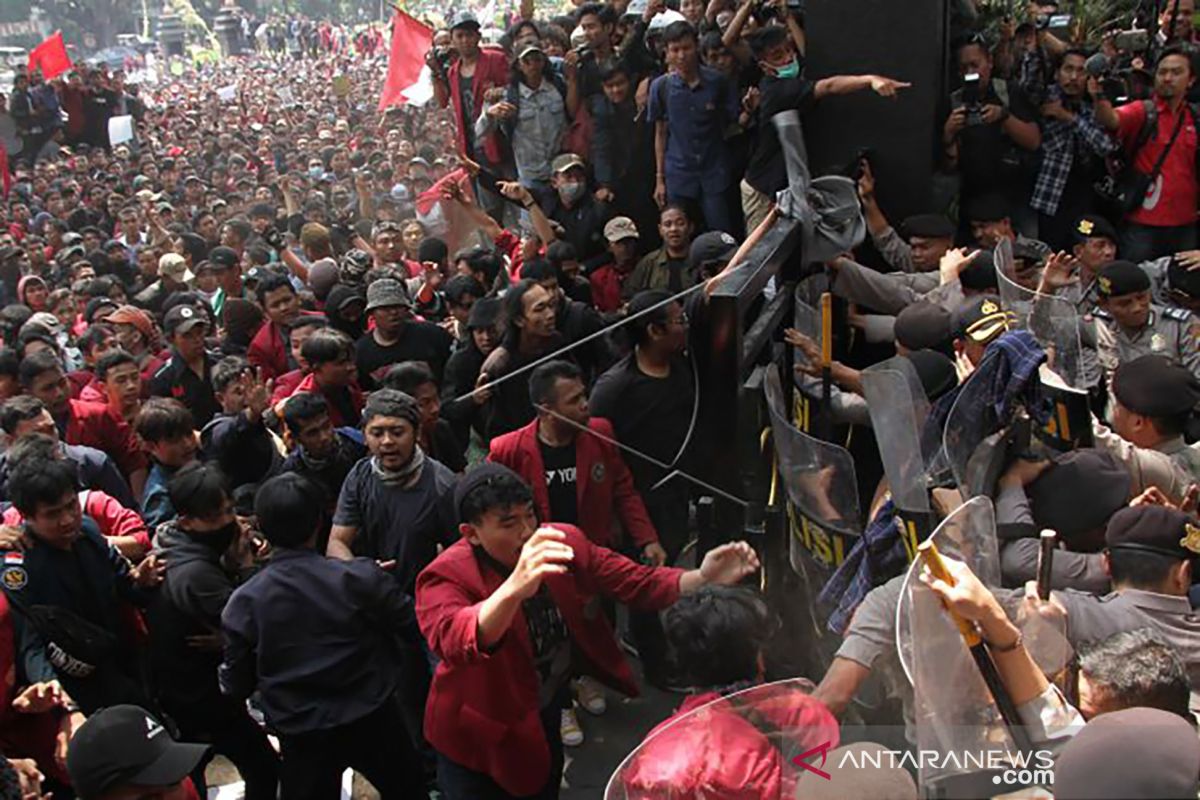 Demo mahasiswa di Kota Malang diwarnai aksi kericuhan